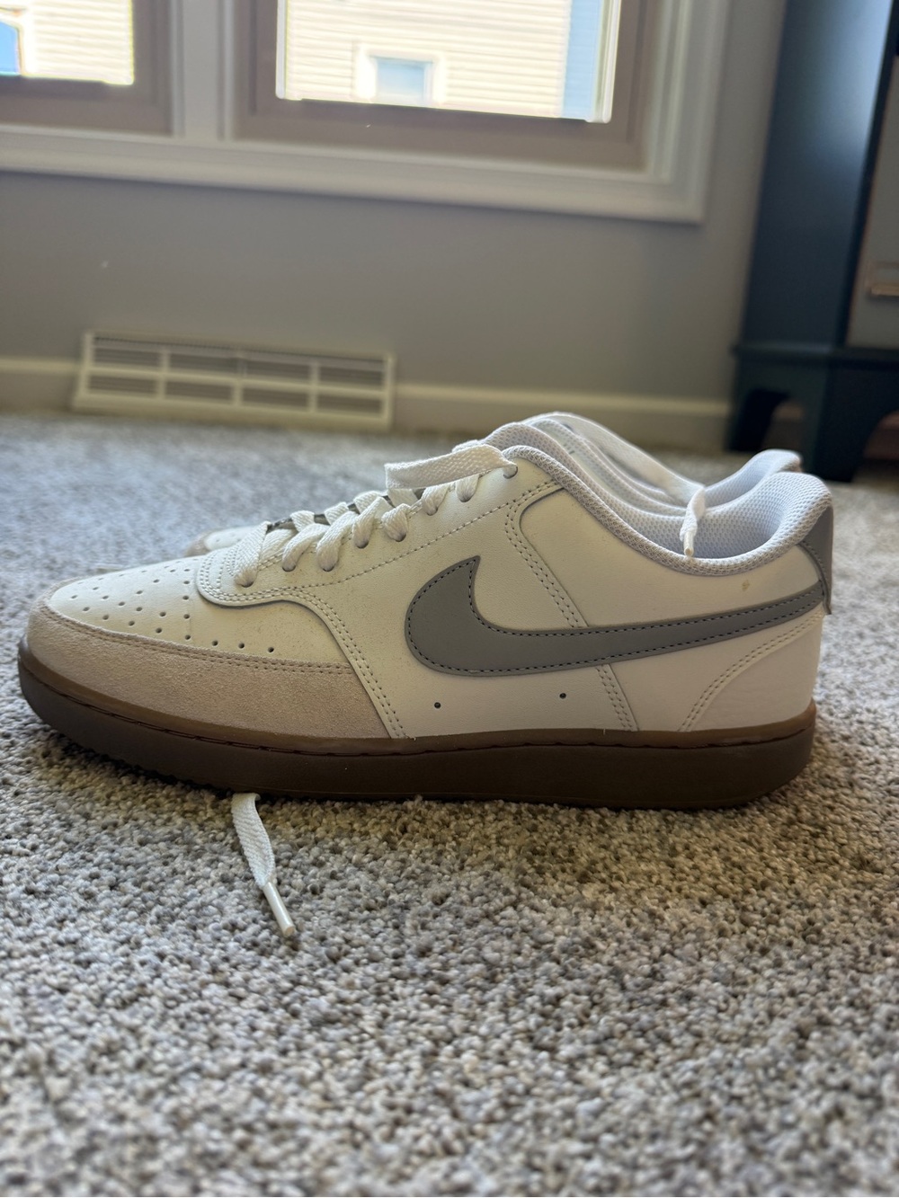 Nike Women’s Low-Top Sneakers in White, Gray Size 10 - Picture 5 of 12